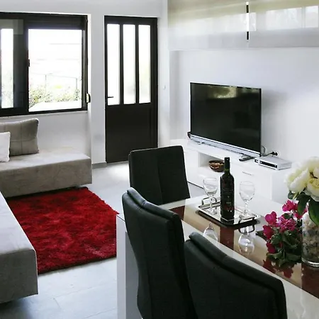 Neda Apartman1 * סביד